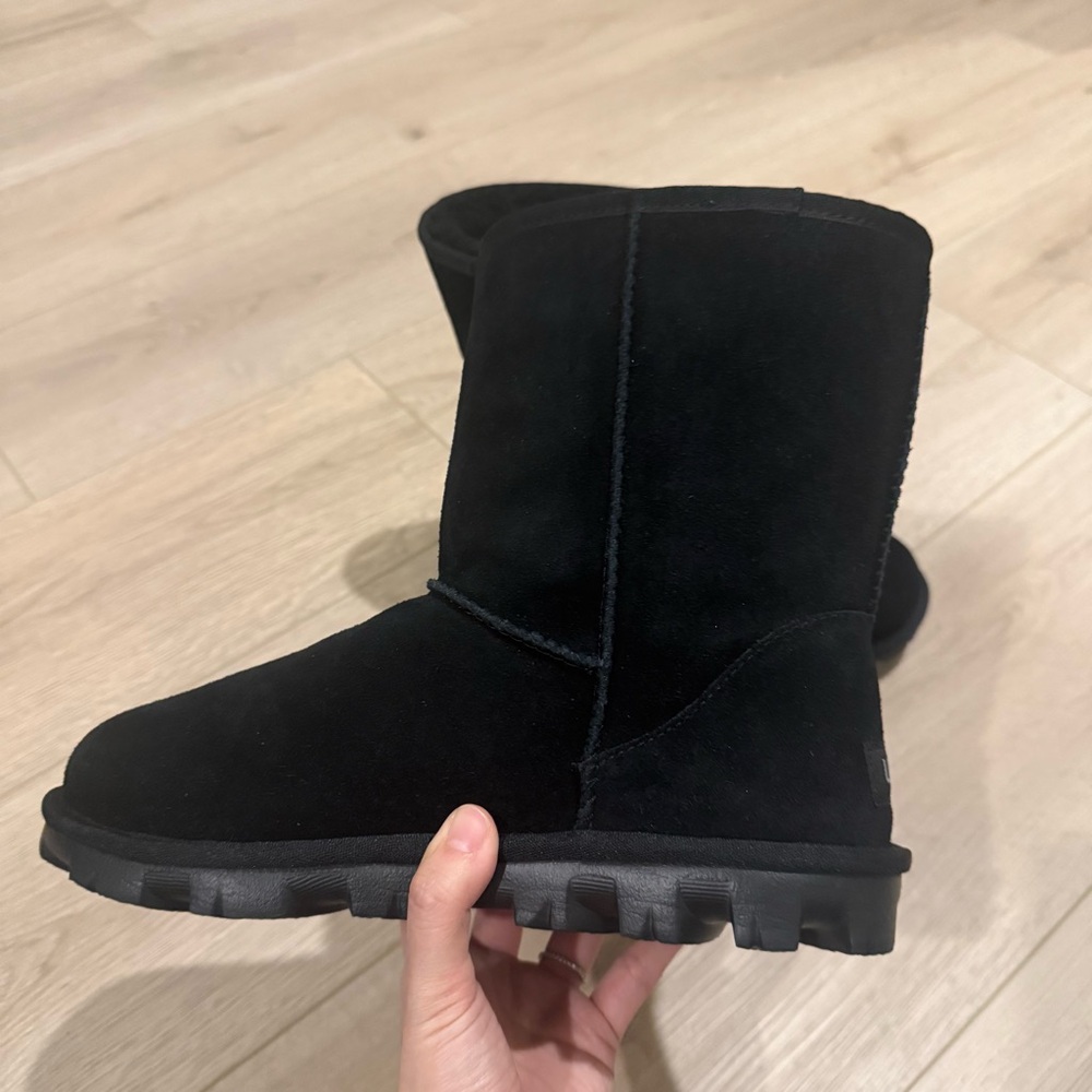 New UGG Australia Women’s Essential Short Boots Size 9 Black MSRP $180